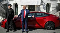 Trump sale en defensa de Musk y asegura que comprará un Tesla "como muestra de confianza y apoyo"