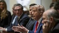 Trump "salva" de los aranceles a productos electrónicos esenciales, como móviles, semiconductores y otros dispositivos
