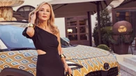 Carmen Lomana deslumbra con vestido negro ‘cut out’ y sus sandalias doradas favoritas: el combo infalible del verano