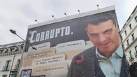 Los bomberos retiran el cartel de Hazte Oír que tildaba a Sánchez de “corrupto”
