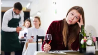 El motivo por el que siempre deberías rechazar la primera mesa que te ofrecen en un restaurante