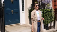 Las chicas pijas como Tamara Falcó también llevan la gabardina clásica con New Balance bastas