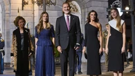 De una antorcha olímpica a una barca fúnebre en miniatura: la lista de regalos que los Reyes, sus hijas y la Reina Sofía recibieron en 2024