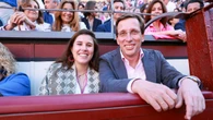 El estilismo de Teresa Urquijo en sus últimos días de embarazo: camisa fluida + chaqueta bohemia para una cita taurina con Almeida
