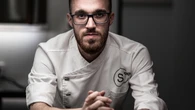 Dónde hace check in Mario Cachinero... En el bar El Estrecho, donde «vuela» la ensaladilla rusa