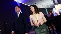 Isabel Díaz Ayuso sabe que la falda midi de piel es tendencia y así ha combinado su favorita en Bucarest