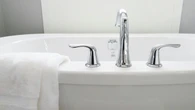 La mancha rosada del baño que muchos ignoran y que puede ser más peligrosa de lo que crees
