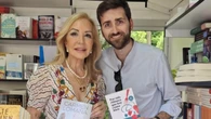 El vestido del verano perfecto para empezar junio es el que ha lucido Carmen Lomana en la Feria del Libro de Madrid