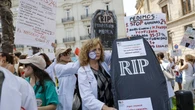 Los médicos reclaman al Gobierno recuperar su paga extra íntegra tras 15 años de recortes