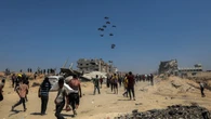 Solo 73 camiones con ayuda, la mayoría de ellos saqueados, entraron en Gaza el primer día de pausa humanitaria