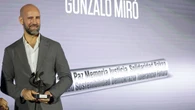 Gonzalo MIró se hace viral al recoger un premio por su broma sobre el esuskera