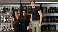 Aitana saca su lado más sexy con un vestido negro de infarto para conocer a la familia de Plex: elegante y con escotazo