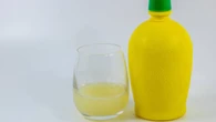 Zumo de limón: ¿sabes qué hay realmente dentro de esas pequeñas botellas amarillas?