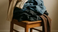 Qué significa acumular a menudo ropa en la silla, según la psicología