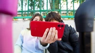 Joven japonés se queda con la cabeza doblada de tanto jugar con el móvil