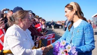 Mary de Dinamarca embarca en el buque real: chaqueta de tweed de su hija Josephine + broche emblemático heredado