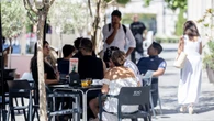 Una camarera en Torre Pacheco denuncia la pintada en una mesa del bar: “A ver si lo ve el artista”