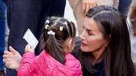 Vaqueros negros, camisa azul marino y calzado cómodo: el look de la Reina Letizia en su vuelta a Valencia