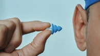 Ni esperes a que duela ni te automediques: así puedes prevenir la otitis del bañista en verano