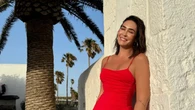No hay vestido lencero que siente mejor que este rojo de Zara que Vicky Martín Berrocal se ha llevado en su maleta a Lanzarote