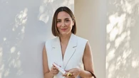 Tamara Falcó arrasa con su look para ir a la oficina en verano: chaleco sastre, pantalón fluido y maxi bolso de lujo