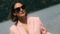 Olvídate del blanco: el traje rosa (y rebajado) de Tamara Falcó es el nuevo uniforme de oficina en julio
