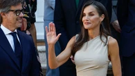 La Reina Letizia nos deja claro que no hay verano sin alpargatas de cuña cómoda con vestido customizado de Mango