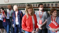 Solo necesitamos la bomber acolchada en rojo de Begoña Gómez para las noches fresquitas de verano