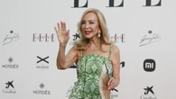 Carmen Lomana, la invitada perfecta: elegancia floral y sofisticación dorada en una noche de boda mágica