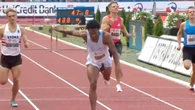 Gana los 400 metros valla con una supermarca a pesar de correr media prueba con el pene al aire