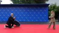 De rodillas ante Giorgia Meloni: así recibió el gigante primer ministro de Albania (2,10) a la líder italiana (1,60)