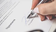 Qué significa si una persona subraya su nombre en la firma, según la psicología