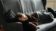 El método danés que potencia la liberación de melatonina y mejora el sueño (incluso en verano)