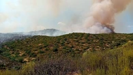 Once medios aéreos y ocho terrestres trabajan para estabilizar un incendio en la Sierra de Andújar (Jaén)
