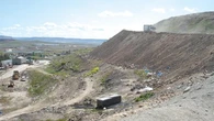 Tira 27 toneladas de basura en plena carretera y deja incomunicado a todo un pueblo en Reino Unido