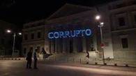 La ofensiva contra el Gobierno continúa: proyectan "Sánchez corrupto" sobre la fachada del Congreso tras la retirada de la lona