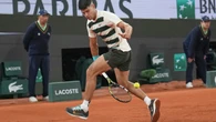 Alcaraz pelea por todas las bolas ante Marozsan en Roland Garros... E incluso se llevó por delante a una juez de línea