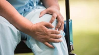Sin pastillas ni operaciones complicadas: un nuevo tratamiento alivia la artrosis de rodilla en menos de 2 horas