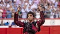 El gesto solidario de Roca Rey con los jóvenes toreros: más de 30.000 € en material