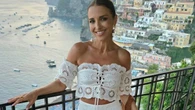 Paula Echevarría disfruta de las fiestas de su pueblo con el vestido boho de firma australiana para llevar con botas cowboy