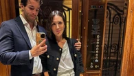 El pantalón blanco sueltecito que ha llevado Tamara Falcó a su escapada del amor a París es de su marca y esta mega rebajado