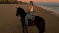 Las chicas que montan a caballo en verano van a querer copiarle a Alba Díaz este top lencero con boina retro