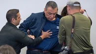Detenido y esposado un senador del Partido Demócrata en Los Ángeles confundido por un manifestante