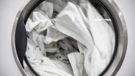 El detergente estrella según la OCU: cómo mantener el blanco de tu ropa por menos de 4 euros