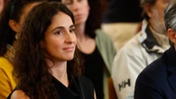 Xisca Perelló llega a Roland Garros con vestido lencero presumiendo de barriguita para el homenaje a Rafa Nadal