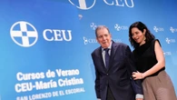 Ayuso está de vuelta en Madrid con su uniforme favorito del verano: pantalones de lino y sandalias planas