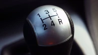 ¿Notas que tu coche 'rasca' al meter la marcha atrás? Un mecánico lo explica