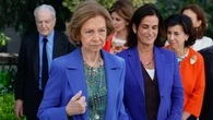 La Reina Sofía activa el modo primavera con una blusa de lo más original y blazer azul eléctrico