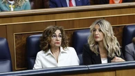 El look de básicos de Yolanda Díaz con top lencero para apoyar a Pedro Sánchez es el perfecto para ir a la oficina