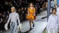 Nicholas Ghesquière celebra sus 10 años como director creativo de Louis Vuitton con una visión futurista del lujo francés